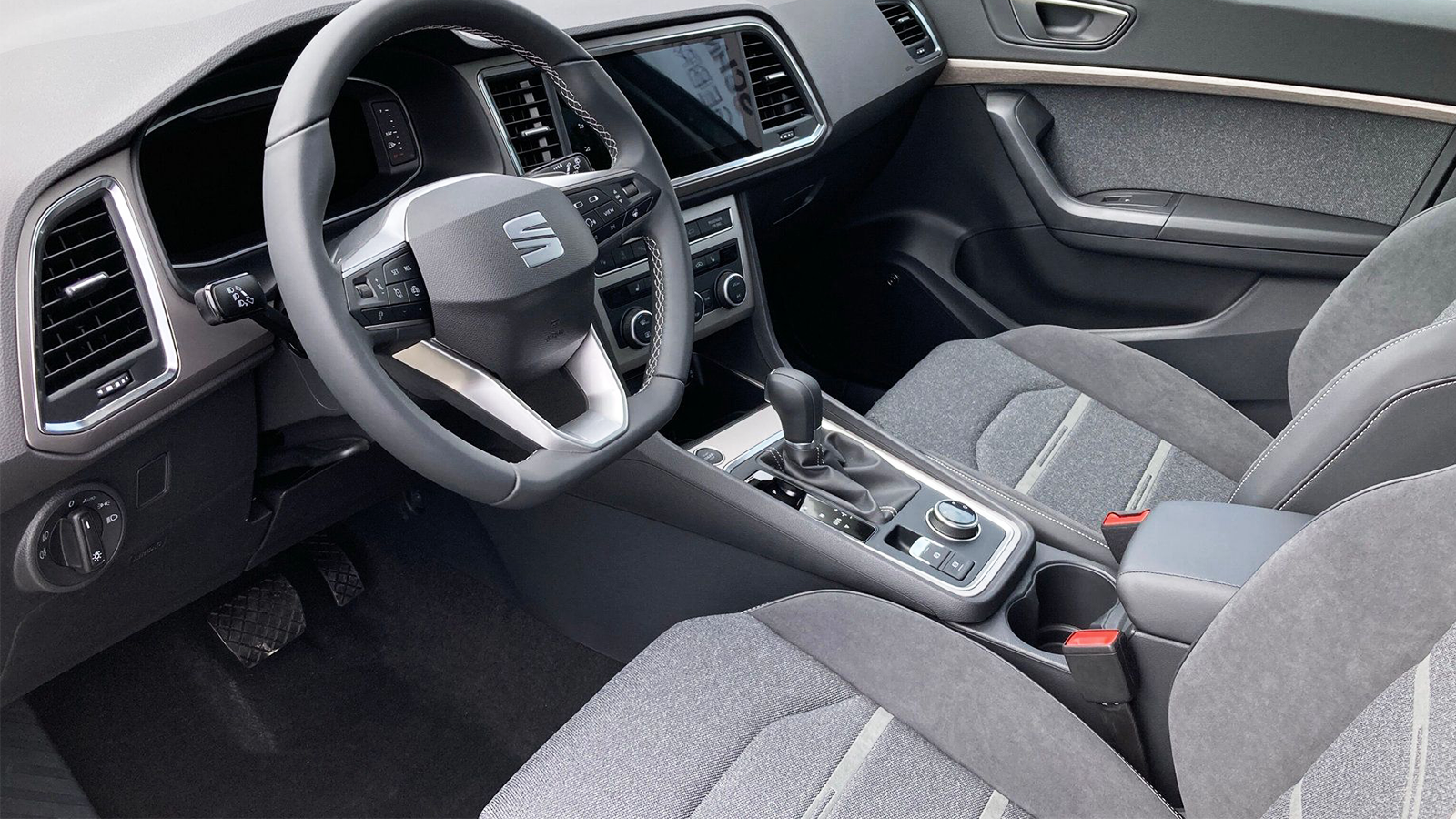 Seat-Ateca-grau-132437-06-Int.png