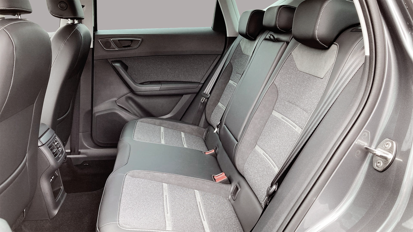 Seat-Ateca-grau-132437-12-Int.png